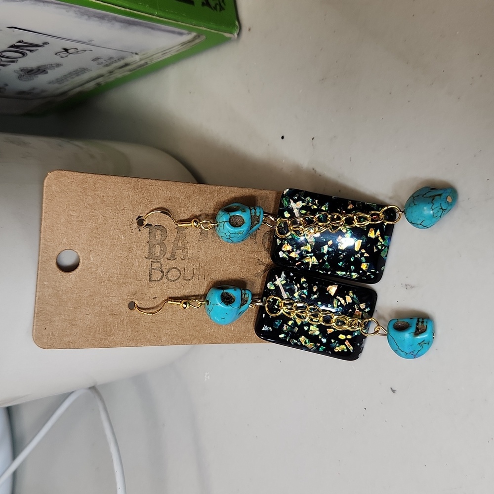 👻Handmade Distressed Sugar Skull Glitz/Gold Colored Chain Accent Earrings - Picture 4 of 5